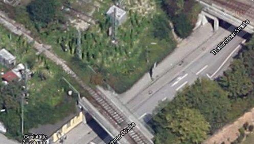 An der Thalkirchner Straße kurz vor der Bahnunterführung flogen die Steine auf den BMW, der in Richtung Heizkraftwerk fuhr. An der Thalkirchner Straße kurz vor der Bahnunterführung flogen die Steine auf den BMW, der in Richtung Heizkraftwerk fuhr.