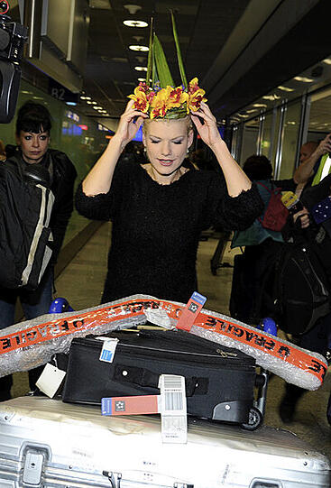 Larissa hat sichtlich ihren BH vergessen, Melanies Zepter zerbricht auf dem Flug und der Wendler ziert sich beim Begrüßungs-Kuss. Die Bilder von der Flughafen-Ankunft der Dschungelcamp-Stars...