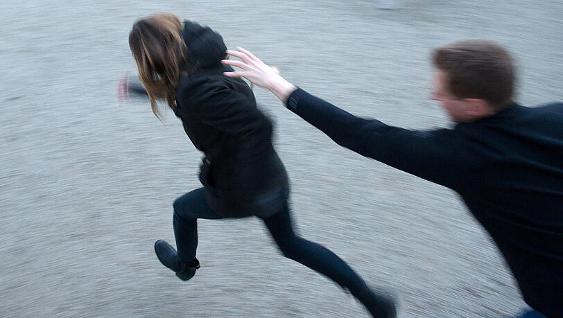 Der Unbekannte überfiel die Frau von hinten und schlug sie. (Symbolbild) Der Unbekannte überfiel die Frau von hinten und schlug sie. (Symbolbild)