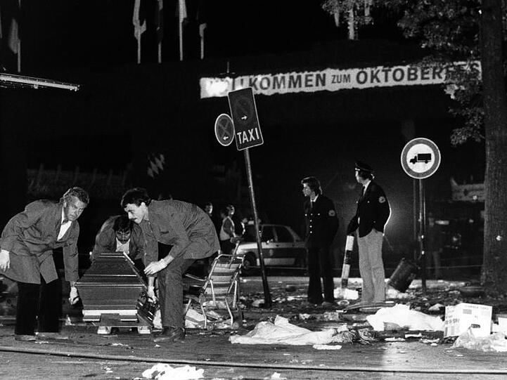 Nach dem Anchlag am 26. September 1980 wird ein Sarg vom verwüsteten Tatort auf dem Oktoberfest getragen.