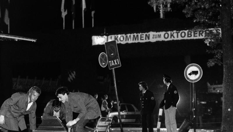 Nach dem Anchlag am 26. September 1980 wird ein Sarg vom verwüsteten Tatort auf dem Oktoberfest getragen.