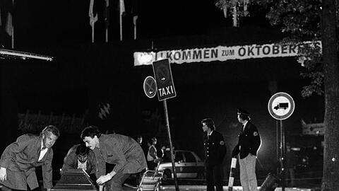 Nach dem Anchlag am 26. September 1980 wird ein Sarg vom verwüsteten Tatort auf dem Oktoberfest getragen.