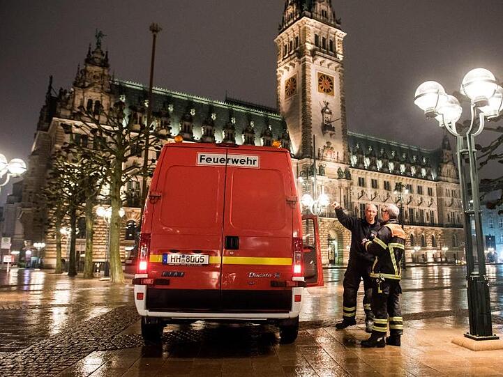 Ein Messfahrzeug der Feuerwehr steht auf dem Rathausmarkt. Ein rätselhafter Gestank über Teilen Hamburgs hat erneut Anwohner und Feuerwehr beschäftigt.
