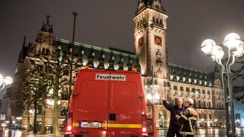 Ein Messfahrzeug der Feuerwehr steht auf dem Rathausmarkt. Ein rätselhafter Gestank über Teilen Hamburgs hat erneut Anwohner und Feuerwehr beschäftigt. Ein Messfahrzeug der Feuerwehr steht auf dem Rathausmarkt. Ein rätselhafter Gestank über Teilen Hamburgs hat erneut Anwohner und Feuerwehr beschäftigt.