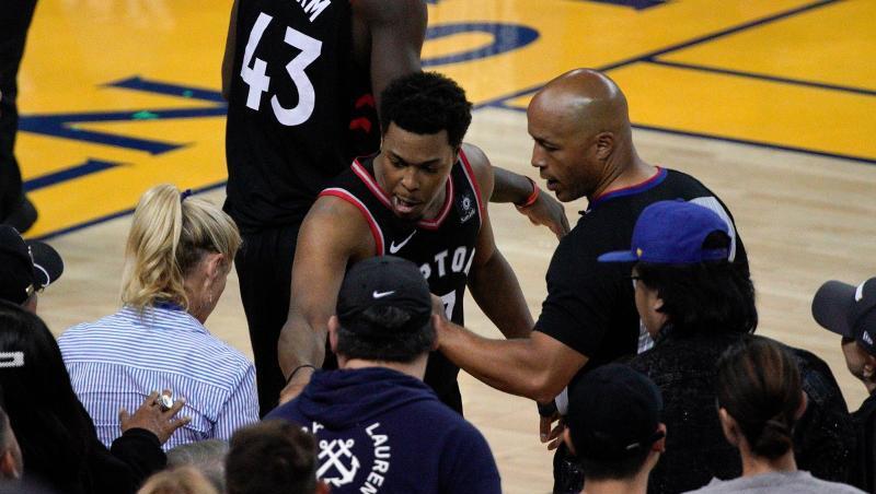 Kyle Lowry (M) von den Toronto Raptors beschwert sich neben Schiedsrichter Marc Davis über einen Fan. Kyle Lowry (M) von den Toronto Raptors beschwert sich neben Schiedsrichter Marc Davis über einen Fan.