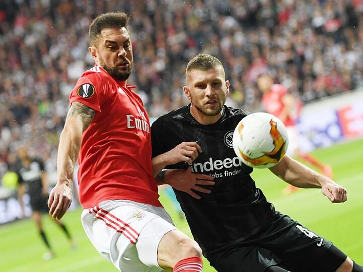 Frankfurts Ante Rebic (r) schirmt den Ball vor Benfica-Routinier Jardel ab.