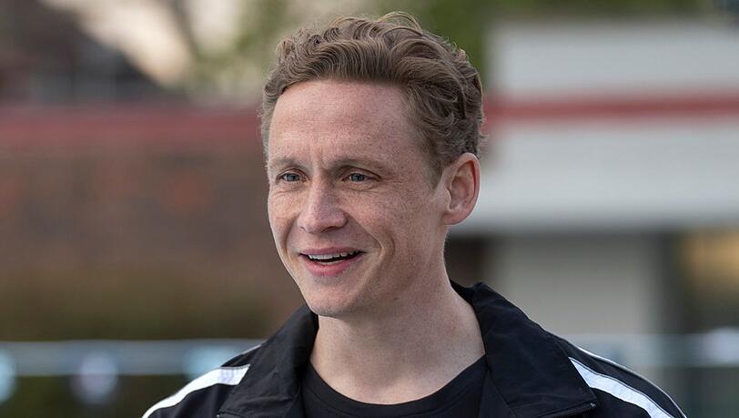 Matthias Schweighöfer als Schwimm-Coach Sven im Film "Die Schwimmerinnen".