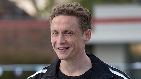 Matthias Schweighöfer als Schwimm-Coach Sven im Film "Die Schwimmerinnen".