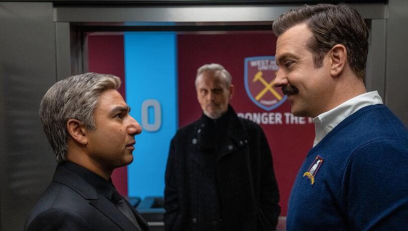 In der dritten Staffel "Ted Lasso" ist erneut Jason Sudeikis (r.) als Hauptdarsteller zu sehen.