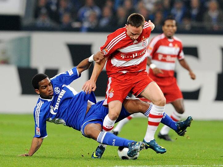 Rot setzte sich gegen Königsblau durch: Franck Ribery im Zweikampf mit dem Schalker Jefferson Farfan.