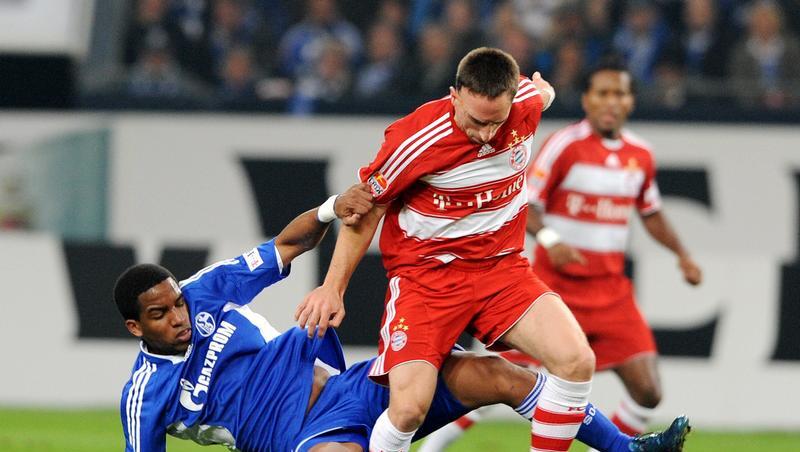 Rot setzte sich gegen Königsblau durch: Franck Ribery im Zweikampf mit dem Schalker Jefferson Farfan. Rot setzte sich gegen Königsblau durch: Franck Ribery im Zweikampf mit dem Schalker Jefferson Farfan.