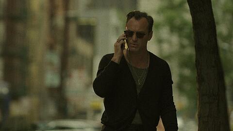 Hat in "Black Rabbit" keinen Moment der Ruhe: Jude Law als Restaurantbesitzer Jake Friedken.