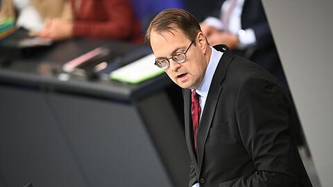 Merz - so Linken-Fraktionschef Sören Pellmann im Bundestag - setze einen Stachel in die Demokratie.