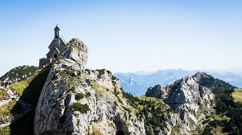 Neben dem Wendelsteinkircherl auf dem Gipfelplateau des Wendelsteins gibt es einen weiteren Höhepunkt: die Wendelsteinhöhle. Als Teil eines ganzen Höhlensystems, das sich durch das markante Gipfelmassiv zieht, bietet die Wendelsteinhöhle ein spannendes Naturerlebnis. Doch Vorsicht: In der Höhle ist es selbst im Hochsommer eisig kalt, am Höhlen-Eingang liegt sogar Schnee. Neben dem Wendelsteinkircherl auf dem Gipfelplateau des Wendelsteins gibt es einen weiteren Höhepunkt: die Wendelsteinhöhle. Als Teil eines ganzen Höhlensystems, das sich durch das markante Gipfelmassiv zieht, bietet die Wendelsteinhöhle ein spannendes Naturerlebnis. Doch Vorsicht: In der Höhle ist es selbst im Hochsommer eisig kalt, am Höhlen-Eingang liegt sogar Schnee.