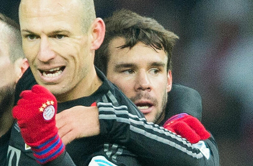 JUAN BERNAT: Note 3. Muss nun die linke Seite defensiv bearbeiten bis Alaba zurück ist. Einziger Nicht-Zentrumspieler neben Rafinha. Immer zuverlässig.