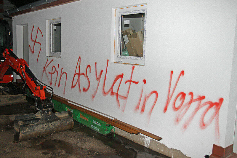 Anschläge wie dieser (Vorra) häuften sich in den letzten Wochen. Asylbewerberheime werden immer häufiger Opfer rassistischer Angriffe. (Archivbild)
