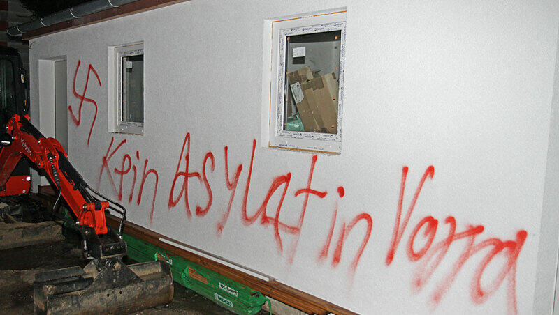 Anschläge wie dieser (Vorra) häuften sich in den letzten Wochen. Asylbewerberheime werden immer häufiger Opfer rassistischer Angriffe. (Archivbild) Anschläge wie dieser (Vorra) häuften sich in den letzten Wochen. Asylbewerberheime werden immer häufiger Opfer rassistischer Angriffe. (Archivbild)