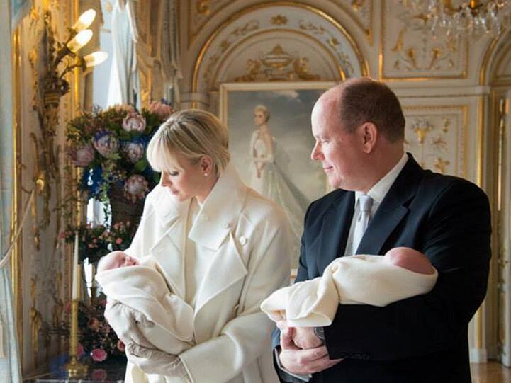 10. Mai: Taufe in Monaco: Die Zwillinge von Fürst Albert II. von Monaco (57) und seiner Frau, Fürstin Charlene (37), sind am 10. Mai in der Kathedrale von Monaco katholisch getauft worden. Die Zeremonie für Prinzessin Gabriella und Thronfolger Jaques fand exakt fünf Monate nach deren Geburt am 10. Dezember 2014 statt und wurde live im Fernsehen und auf der Facebook-Seite des monegassischen Palastes übertragen.