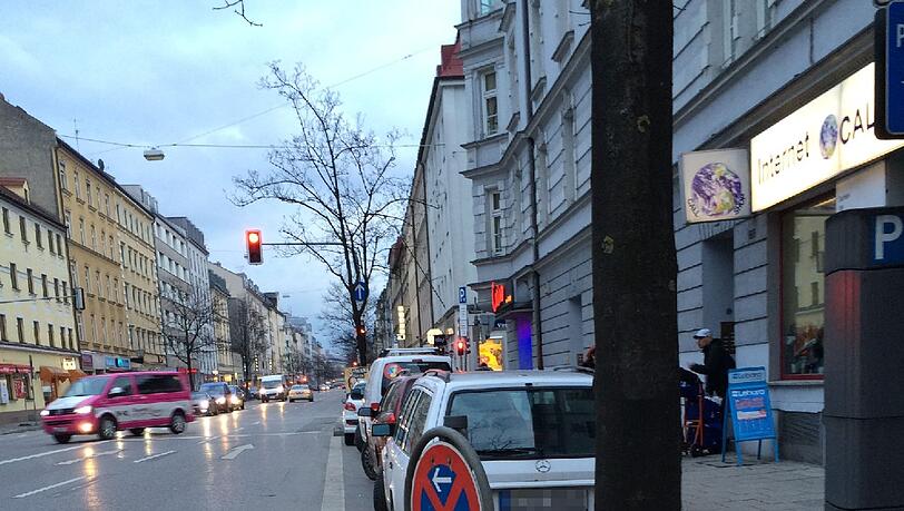 2011 ist dort, hinter der Einmündung der Balanstraße, eine junge Radlerin von einem Lkw erfasst worden und tödlich verunglückt. 2011 ist dort, hinter der Einmündung der Balanstraße, eine junge Radlerin von einem Lkw erfasst worden und tödlich verunglückt.
