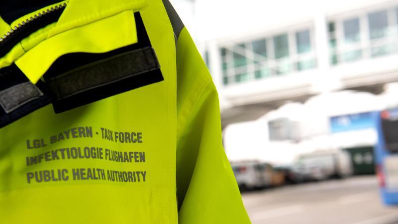 Ein Mitarbeiters der "Task-Force Infektiologie" steht am Flughafen München. Foto: Sven Hoppe/dpa/Archivbild Ein Mitarbeiters der "Task-Force Infektiologie" steht am Flughafen München. Foto: Sven Hoppe/dpa/Archivbild