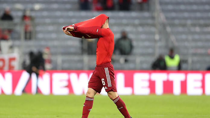 Den Frust ins Trikot ablassen: Joshua Kimmich nach dem 1:1 gegen Leverkusen.