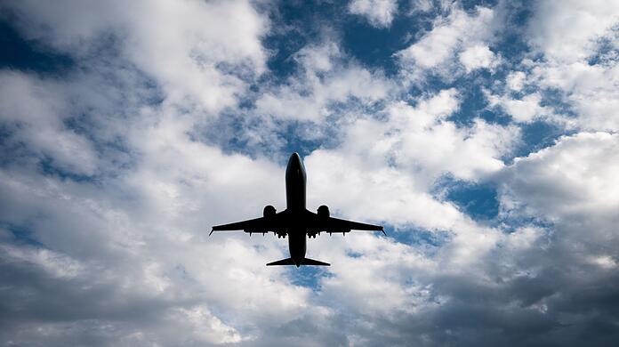 Ein Flugzeug setzt zum Landeanflug an.