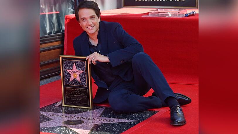 Ralph Macchio posiert mit seinem neu enthüllten Stern auf dem Hollywood Walk of Fame.