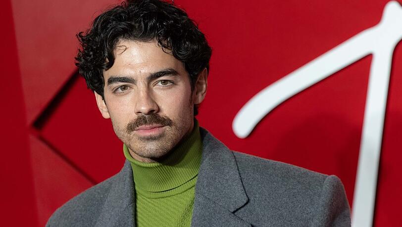 Joe Jonas musste neue Formen der Liebe kennenlernen.