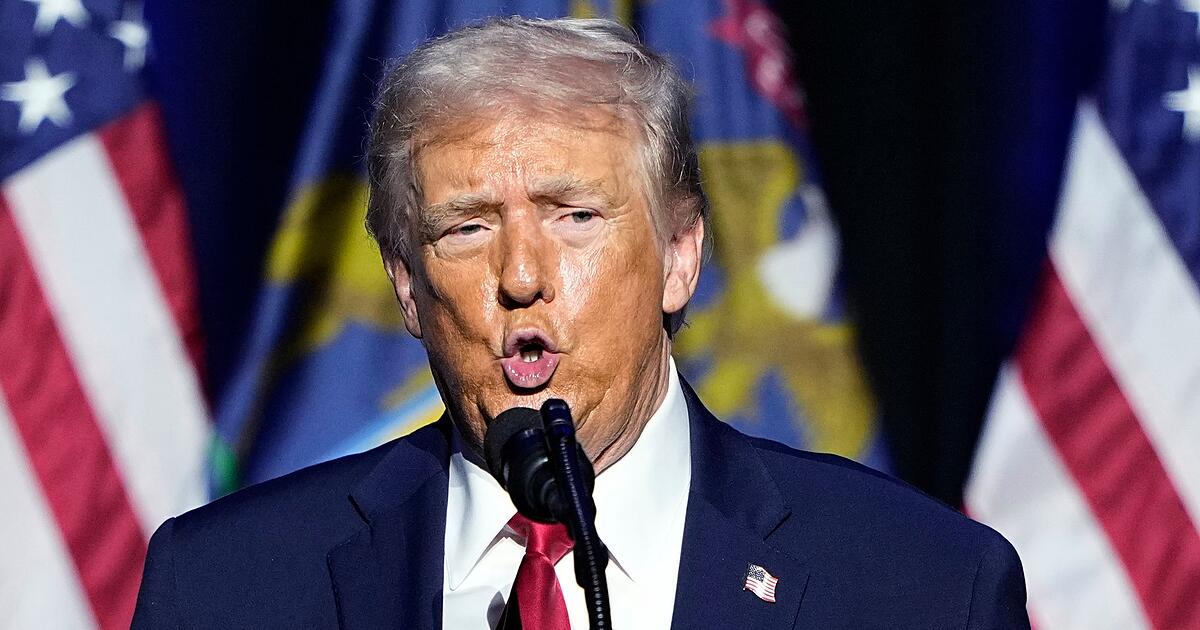 Trump-zeigt-p-belndem-Arbeiter-den-Mittelfinger