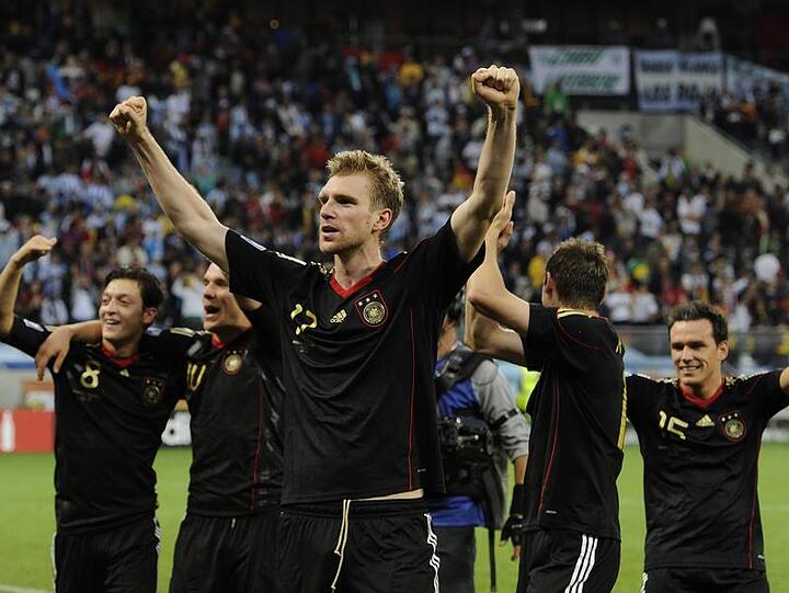 Die deutsche Nationalmannschaft jubelt nach dem 4:0-Sieg gegen Argentinien