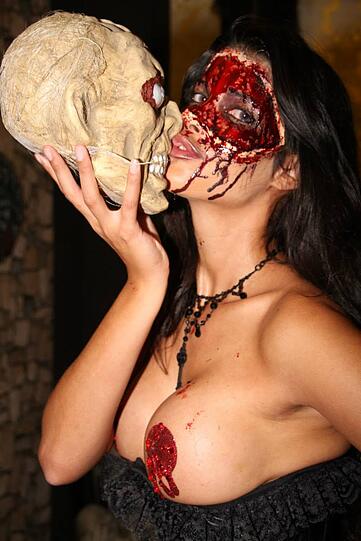 Micaela Schäfer als Nackt-Zombie