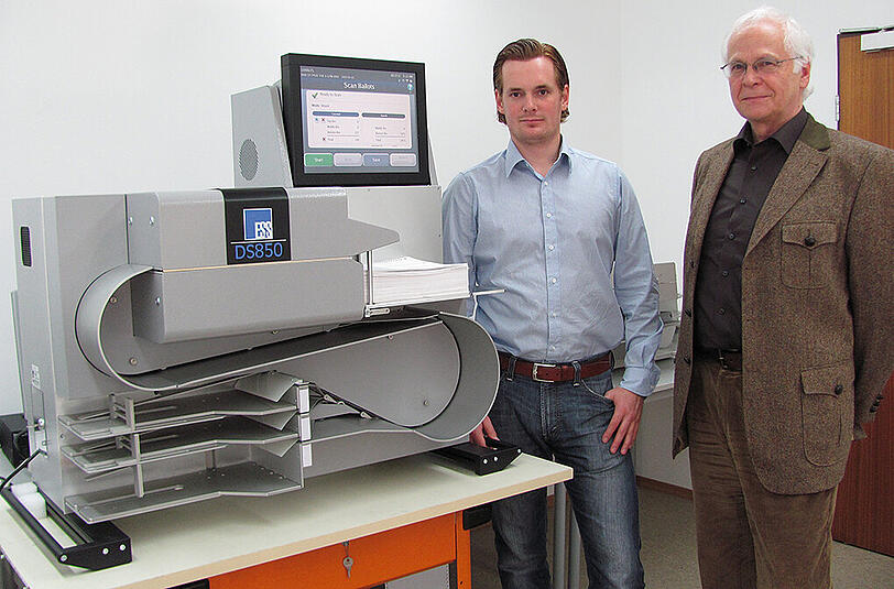 Die Datawin-Geschäftsführer Peter Schrittenlocher und Johannes Boerboom (l.) mit einem Hochleistungsscanner vom Typ DS 850.