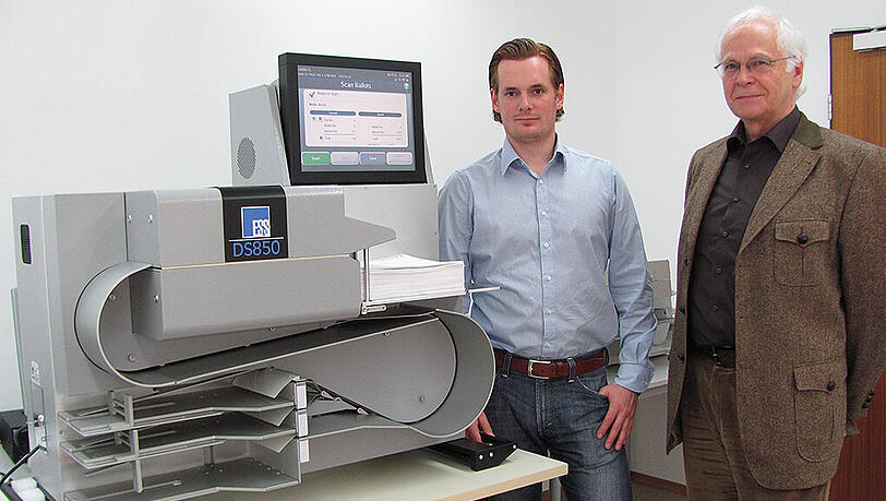 Die Datawin-Geschäftsführer Peter Schrittenlocher und Johannes Boerboom (l.) mit einem Hochleistungsscanner vom Typ DS 850. Die Datawin-Geschäftsführer Peter Schrittenlocher und Johannes Boerboom (l.) mit einem Hochleistungsscanner vom Typ DS 850.