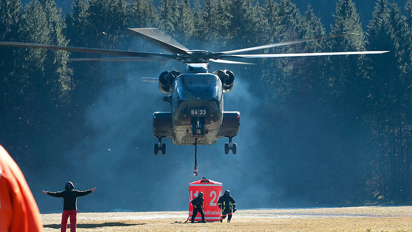 Mehrere Hubschrauber sind wegen eines Brands zwischen Geretsried und Wolfratshausen im Einsatz.