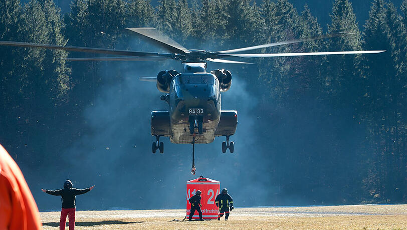 Mehrere Hubschrauber sind wegen eines Brands zwischen Geretsried und Wolfratshausen im Einsatz. Mehrere Hubschrauber sind wegen eines Brands zwischen Geretsried und Wolfratshausen im Einsatz.