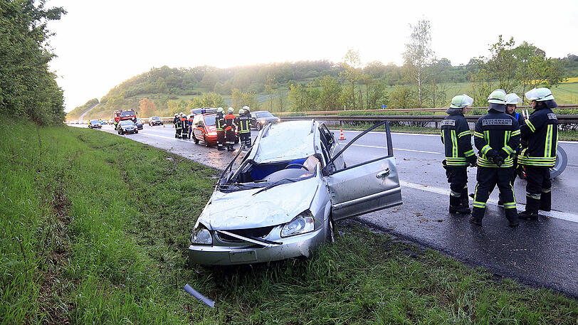 Nach Überschlag des Fahrzeugs ließ ein Unfallfahrer seine schwerverletzte Ehefrau im Wrack zurück. Die Bilder.
