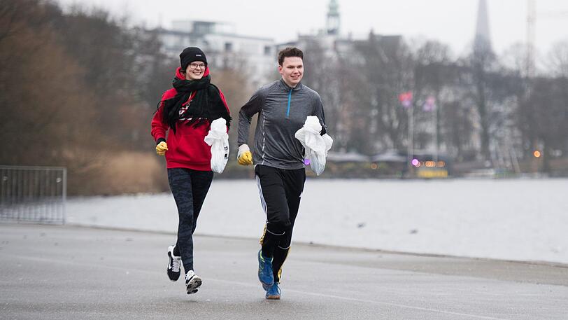 "Plogging", eine Mischung aus Joggen und Müllsammeln. Eine solche Aktion gab's auch in Hamburg an der Alster.