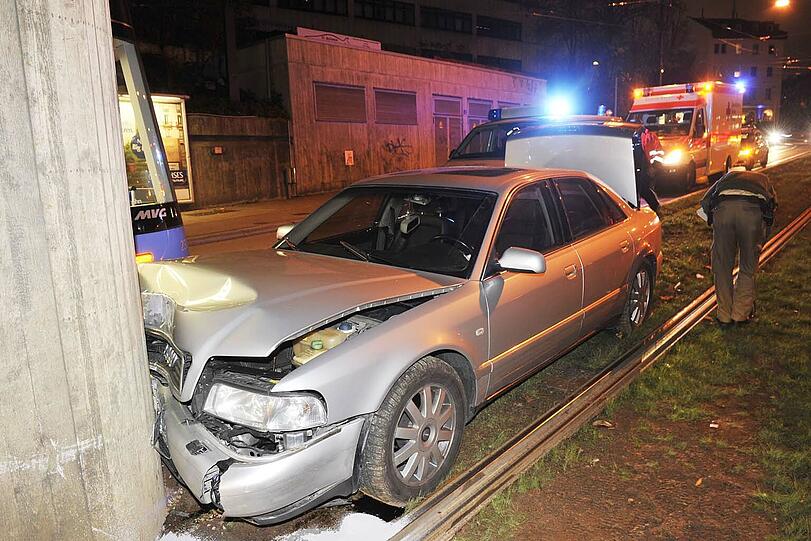 86-Jähriger wurde mit seinem Audi 50 Meter mit der Tram mitgeschleift. Dann prallte er gegen den Brückenpfeiler. Er wurde nicht verletzt.