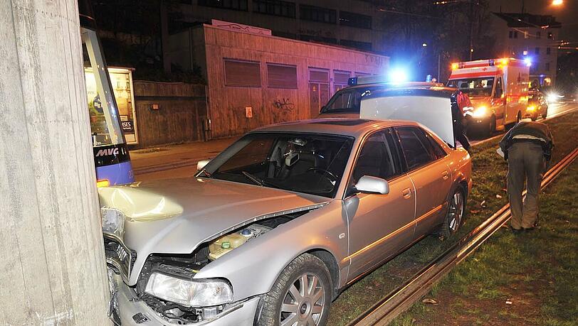 86-Jähriger wurde mit seinem Audi 50 Meter mit der Tram mitgeschleift. Dann prallte er gegen den Brückenpfeiler. Er wurde nicht verletzt. 86-Jähriger wurde mit seinem Audi 50 Meter mit der Tram mitgeschleift. Dann prallte er gegen den Brückenpfeiler. Er wurde nicht verletzt.