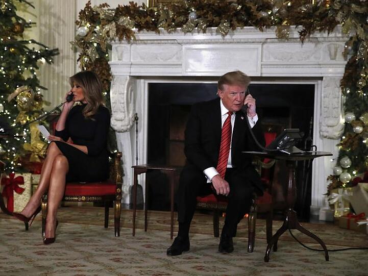 Donald und Melania Trump am Weihnachtstelefon.