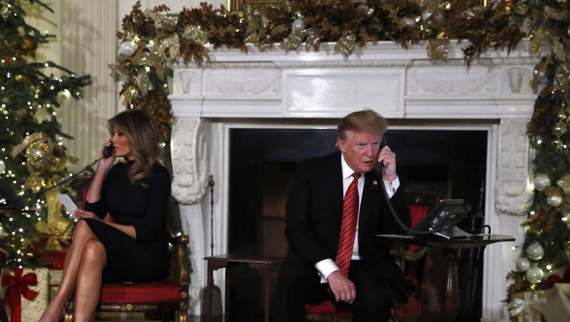 Donald und Melania Trump am Weihnachtstelefon. Donald und Melania Trump am Weihnachtstelefon.