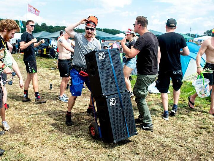 Festivalbesucher bringen ihren eigenen Verstärker mit.