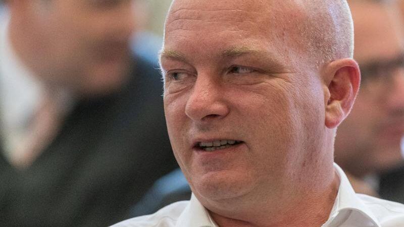 Joachim Wolbergs, suspendierter Oberbürgermeister von Regensburg, sitzt im Verhandlungssaal des Landgerichts.