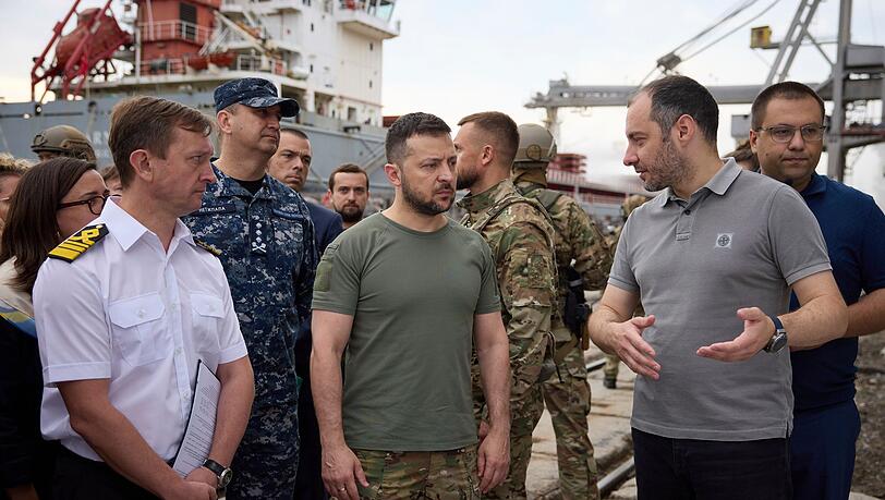 Ukraines Präsident Wolodymyr Selenskyj (M), besucht mit Botschaftern verschiedener Länder und UN-Beamten einen Hafen während der Verladung von Getreide auf ein türkisches Schiff.
