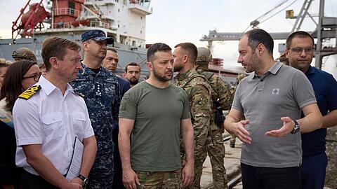 Ukraines Präsident Wolodymyr Selenskyj (M), besucht mit Botschaftern verschiedener Länder und UN-Beamten einen Hafen während der Verladung von Getreide auf ein türkisches Schiff.