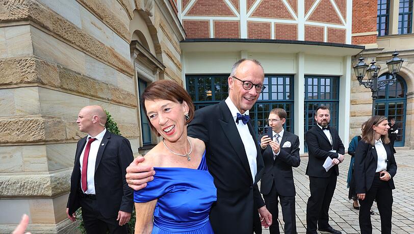 Das Ehepaar Merz vor dem Bayreuther Festspielhaus.