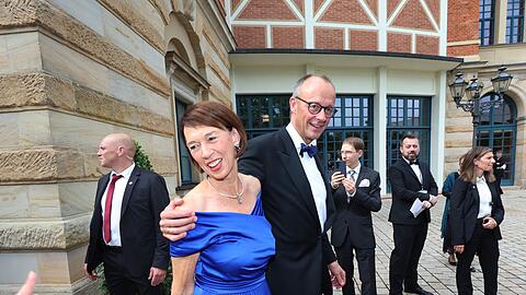 Das Ehepaar Merz vor dem Bayreuther Festspielhaus.
