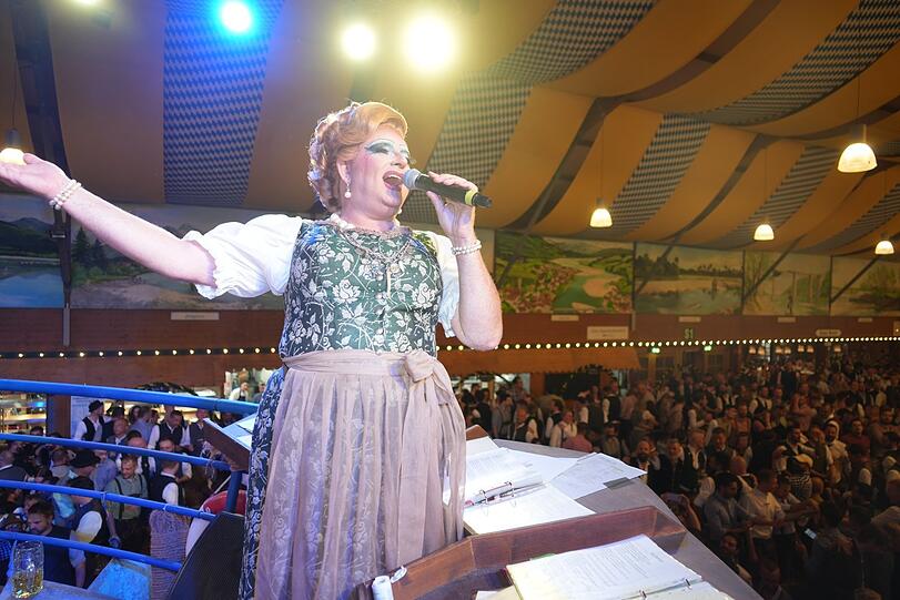 Betty Pearl führte 2022 durch den bunten Prosecco-Montag, singte und machte Stimmung.