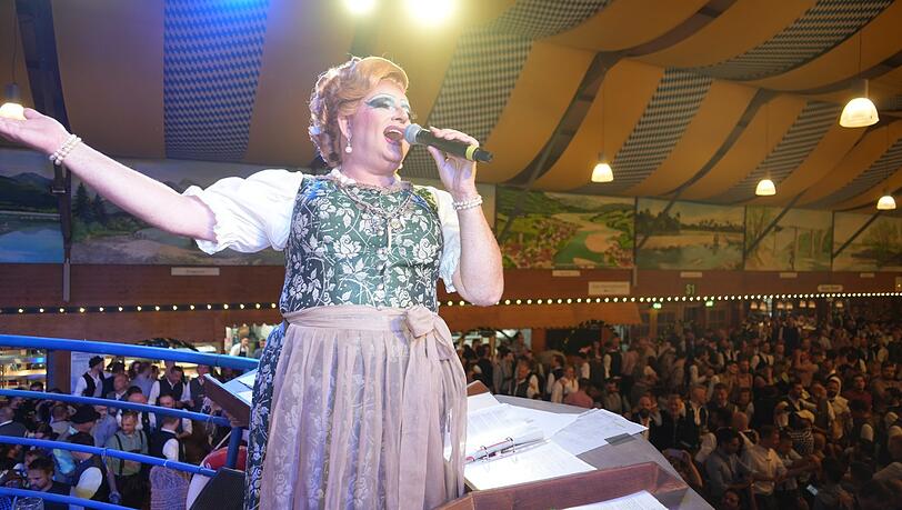 Betty Pearl führte 2022 durch den bunten Prosecco-Montag, singte und machte Stimmung. Betty Pearl führte 2022 durch den bunten Prosecco-Montag, singte und machte Stimmung.