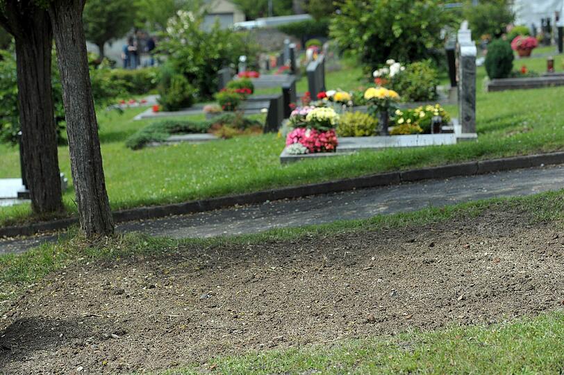 Das eingeebnete Heß-Grab in Wunsiedel.